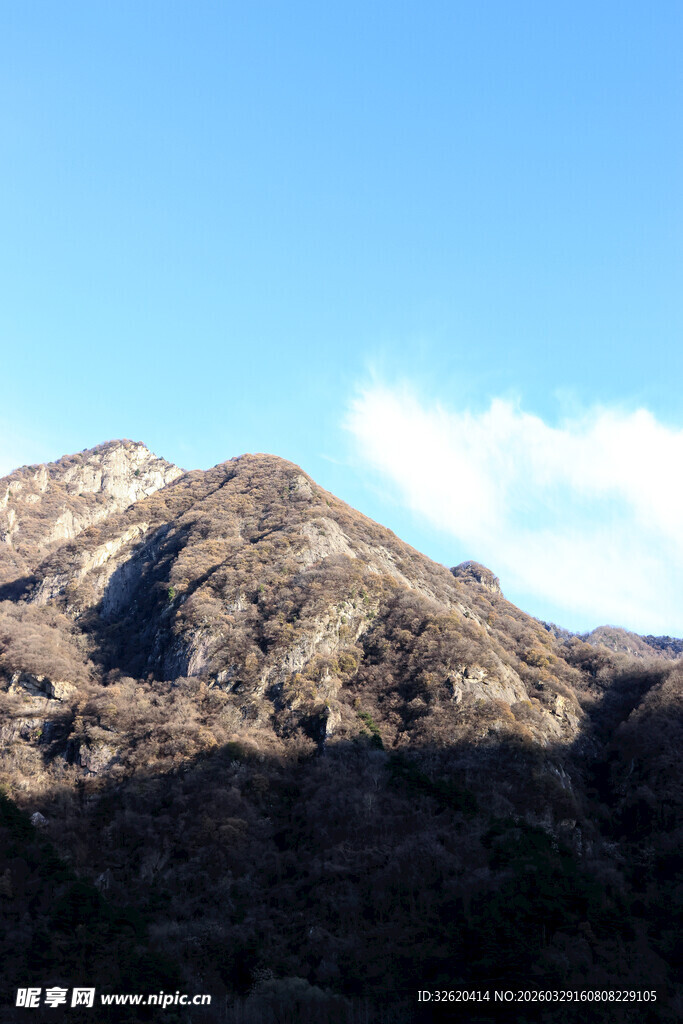巍峨山峦映蓝天