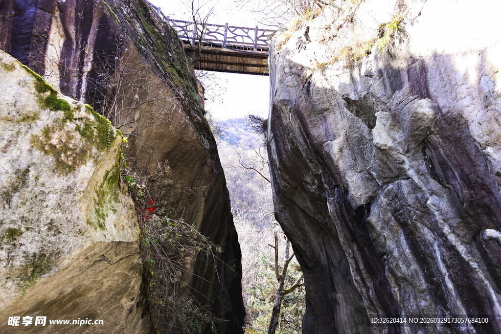 峡谷间的悬空桥梁