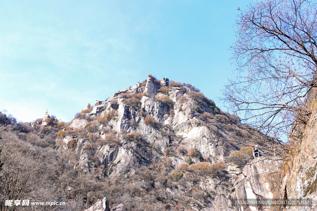 巍峨山峰尽显自然之美