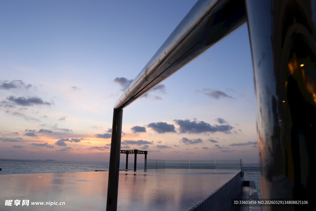海上日落观景台美景