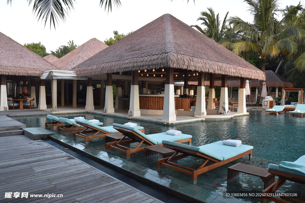 热带泳池边的休闲度假小屋