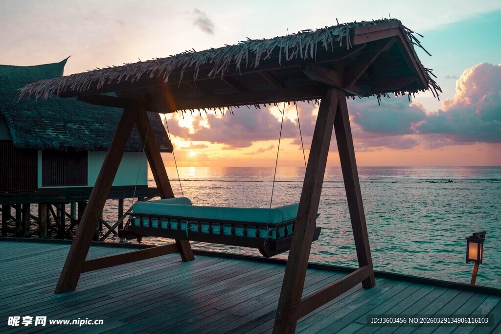 海边木屋秋千伴绝美日落