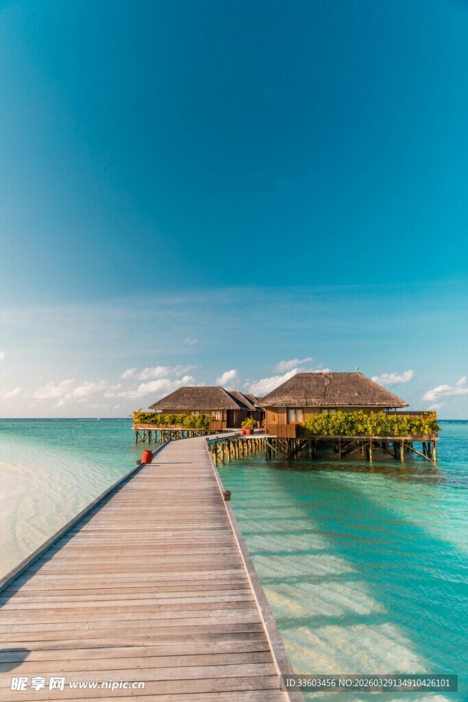 水上栈桥通向美丽水上屋