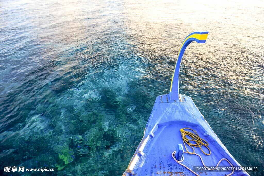 船头视角下的碧海美景