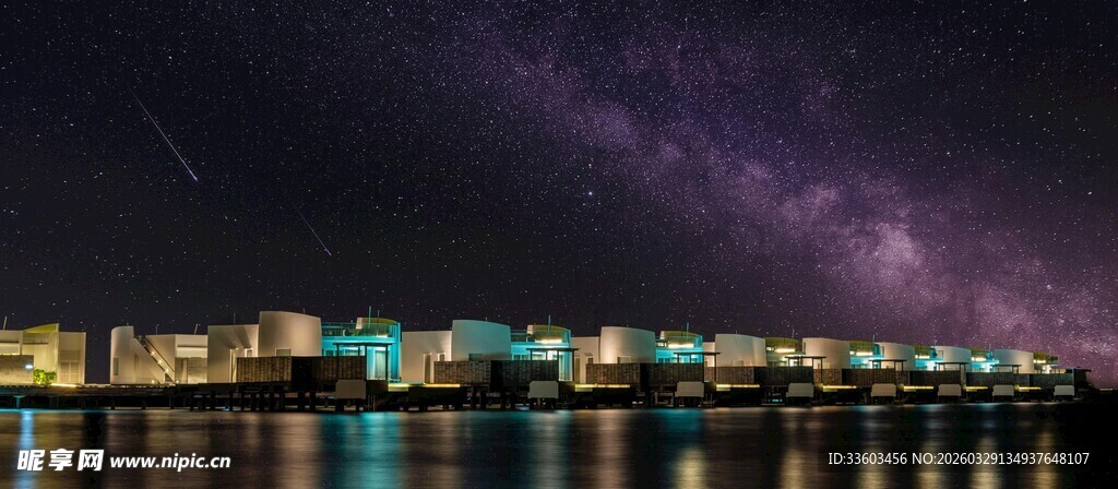 城市夜景下的绚烂星空