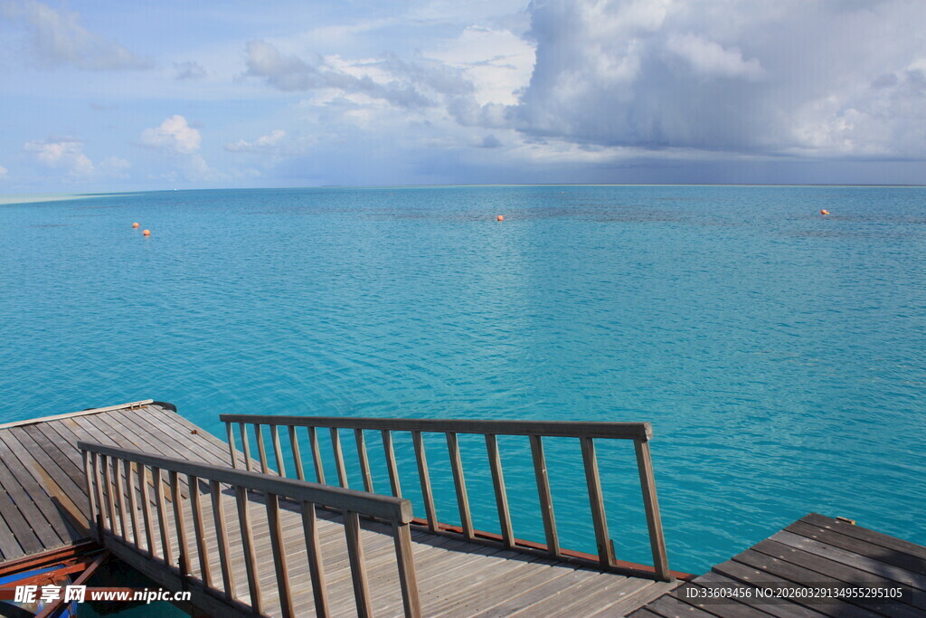 海边木栈道旁的碧蓝海水
