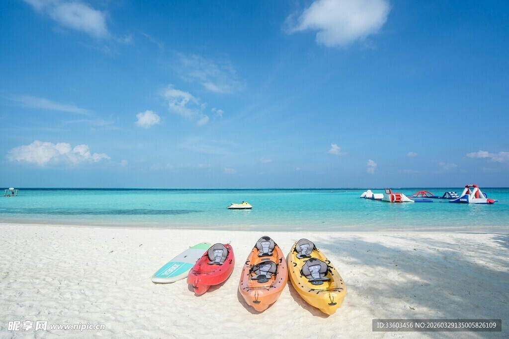 海滩上色彩缤纷的皮划艇