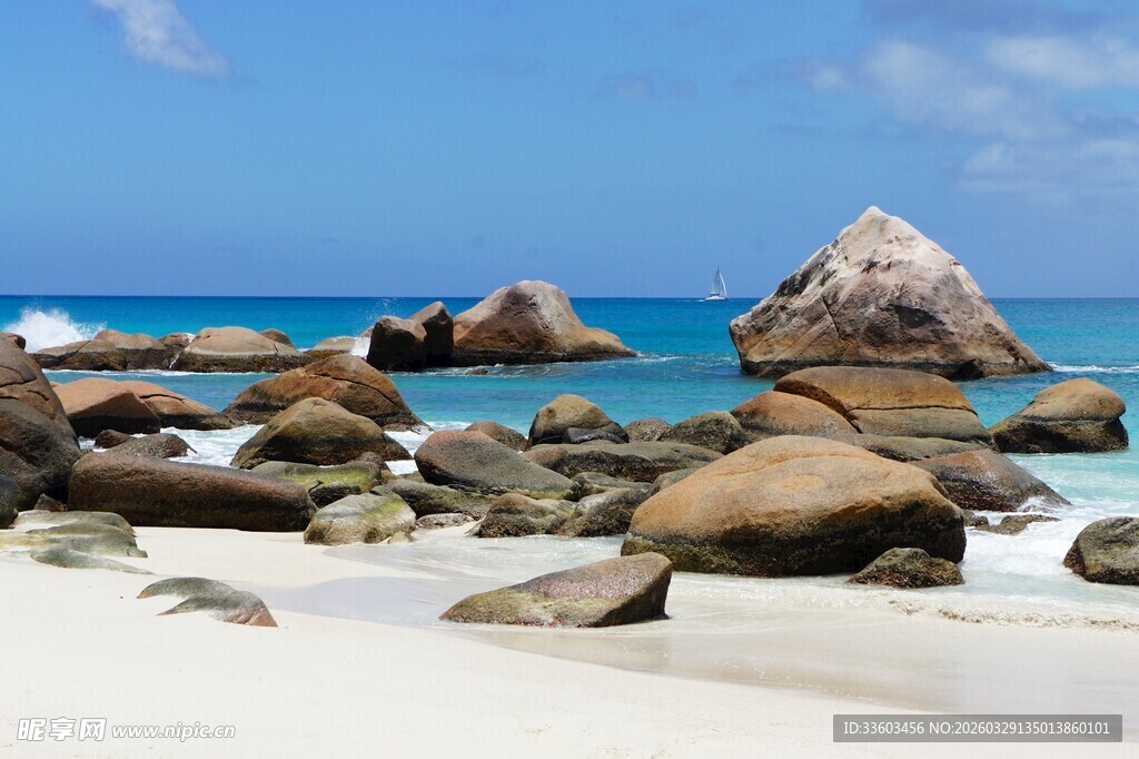 美丽海滩上的多彩礁石