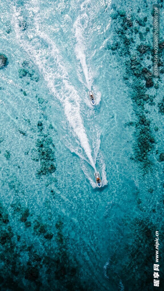 海上双船破浪前行