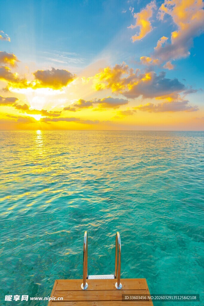 海边日落时的木质跳水台