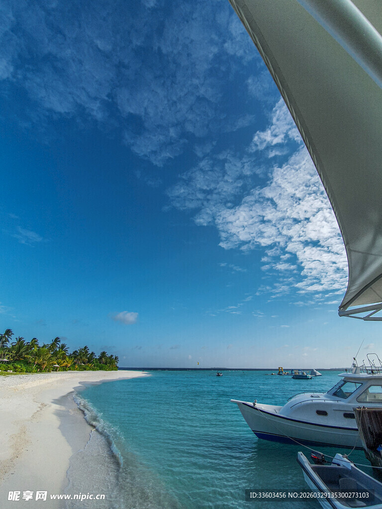 海边帆船与洁白沙滩景色