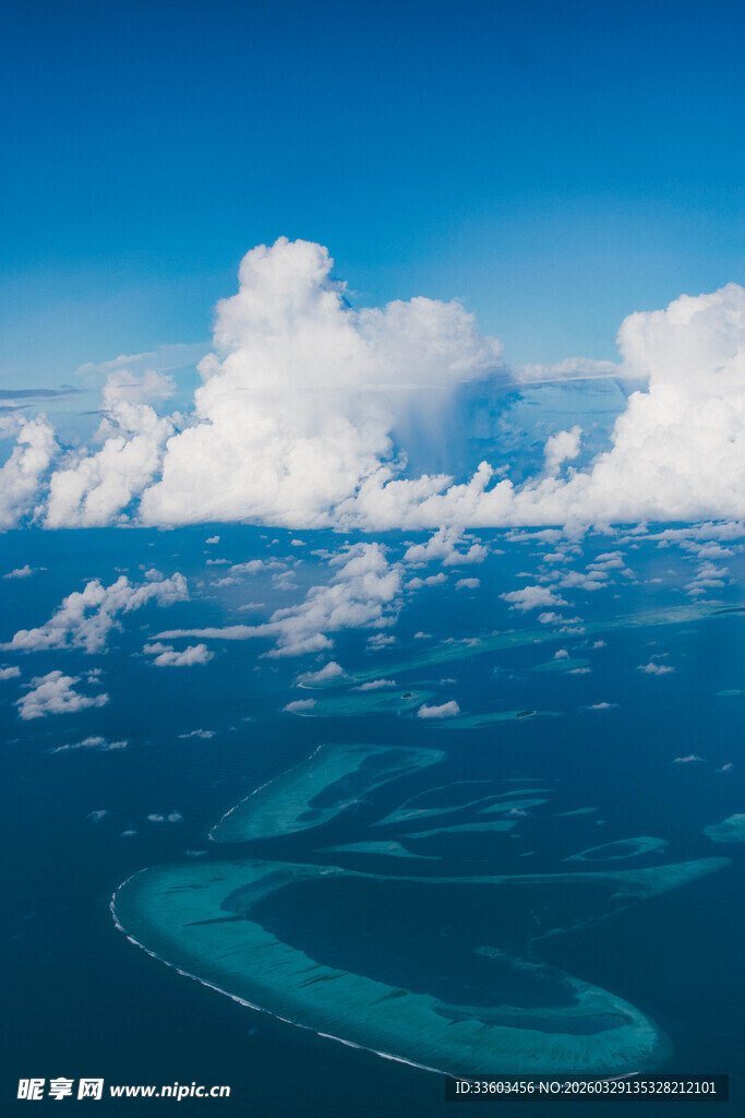 俯瞰蔚蓝大海中的美丽岛屿