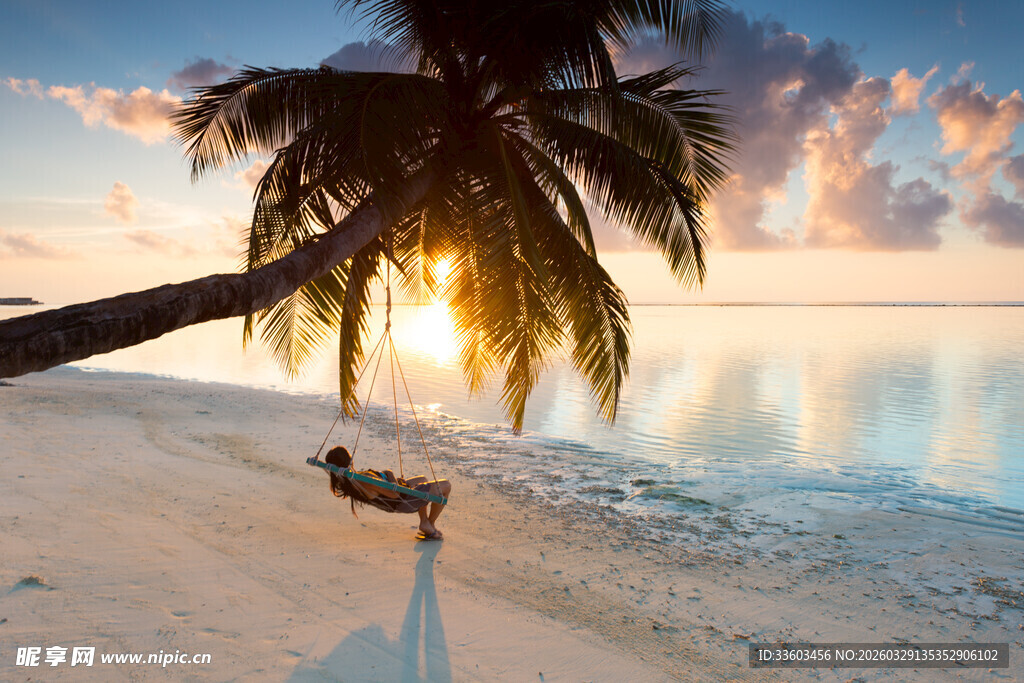 夕阳下的海滩与倾斜椰子树