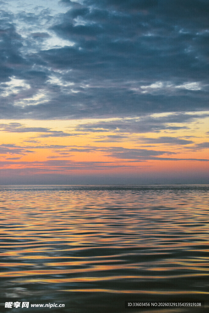 海上绝美日落波光粼粼