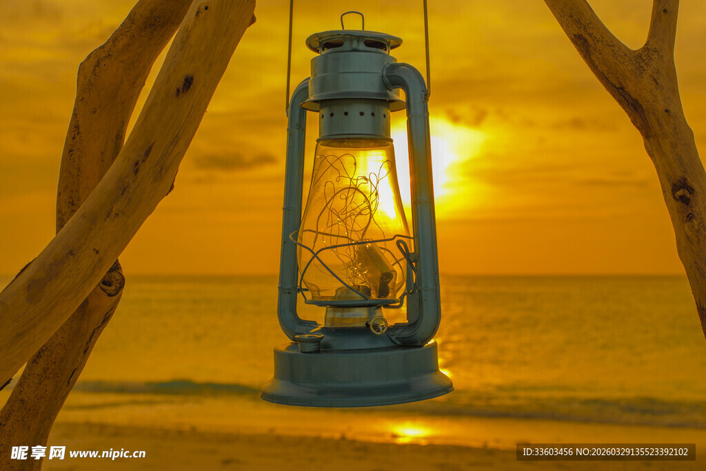 夕阳下的蓝色复古风马灯