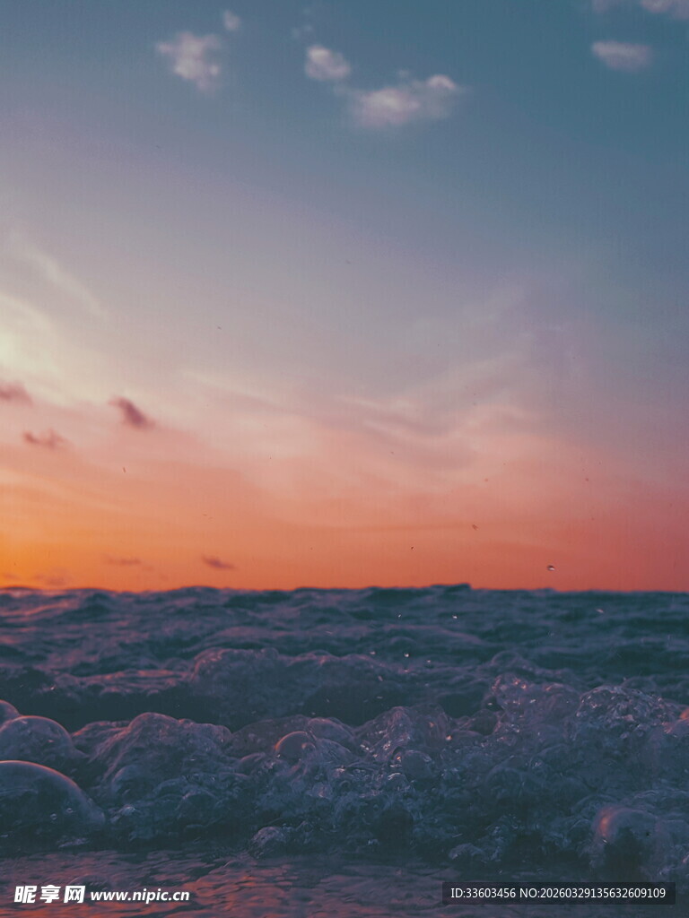 海边日落时的翻涌海浪