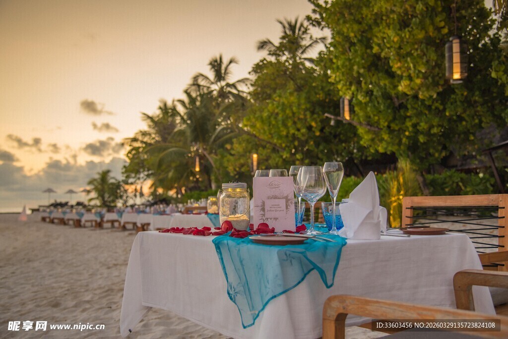 海滩浪漫餐桌布置