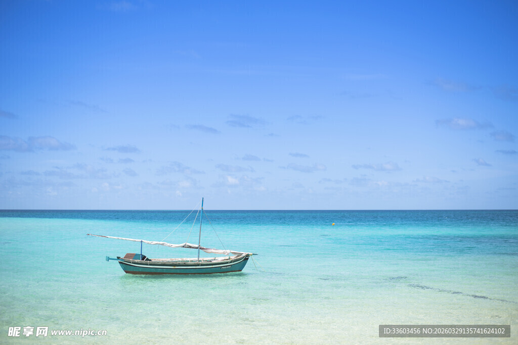 碧海孤舟的静谧海景