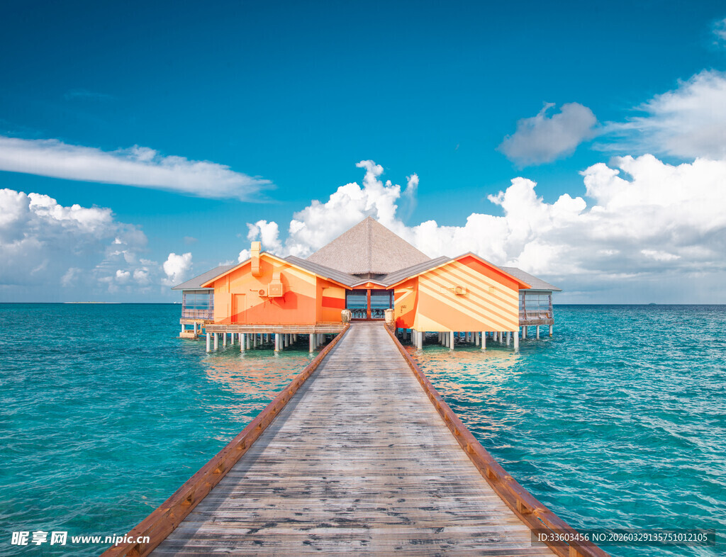 水上栈桥通向梦幻水上屋