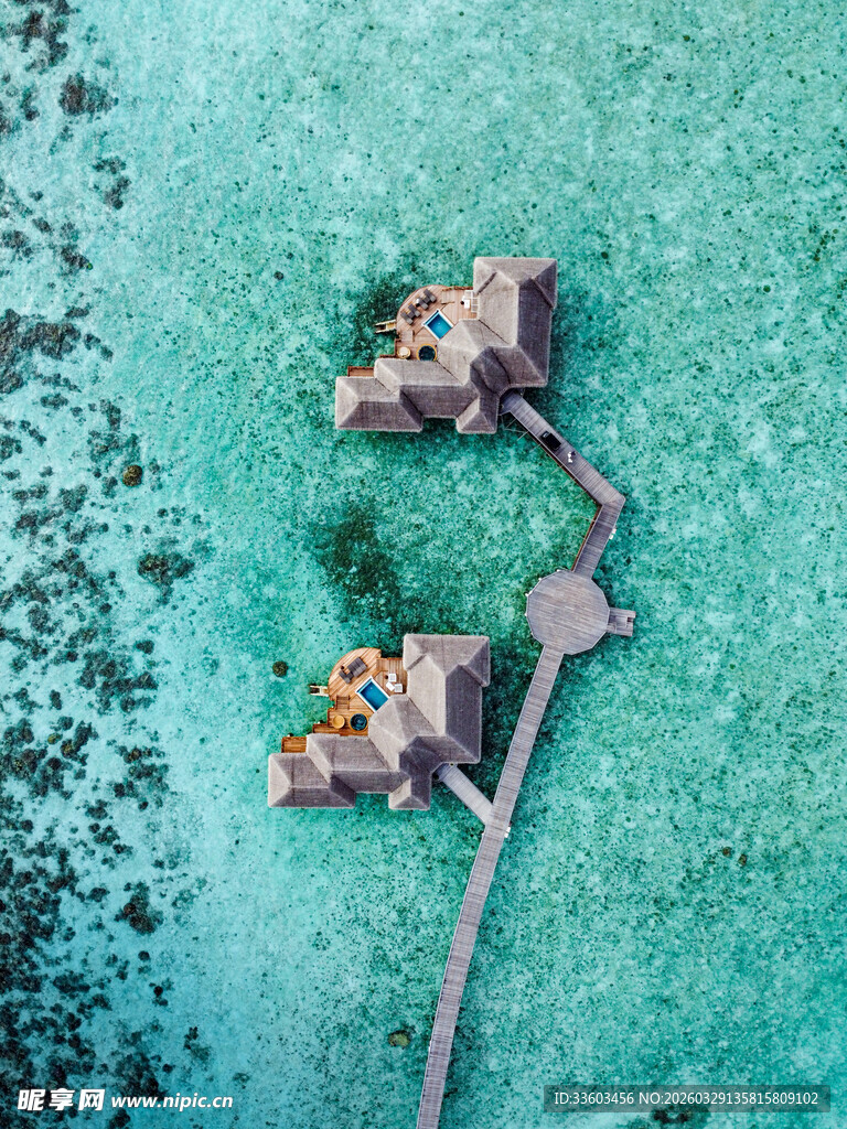 俯瞰水上屋与栈桥美景