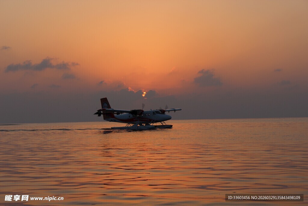 夕阳下的水上飞机