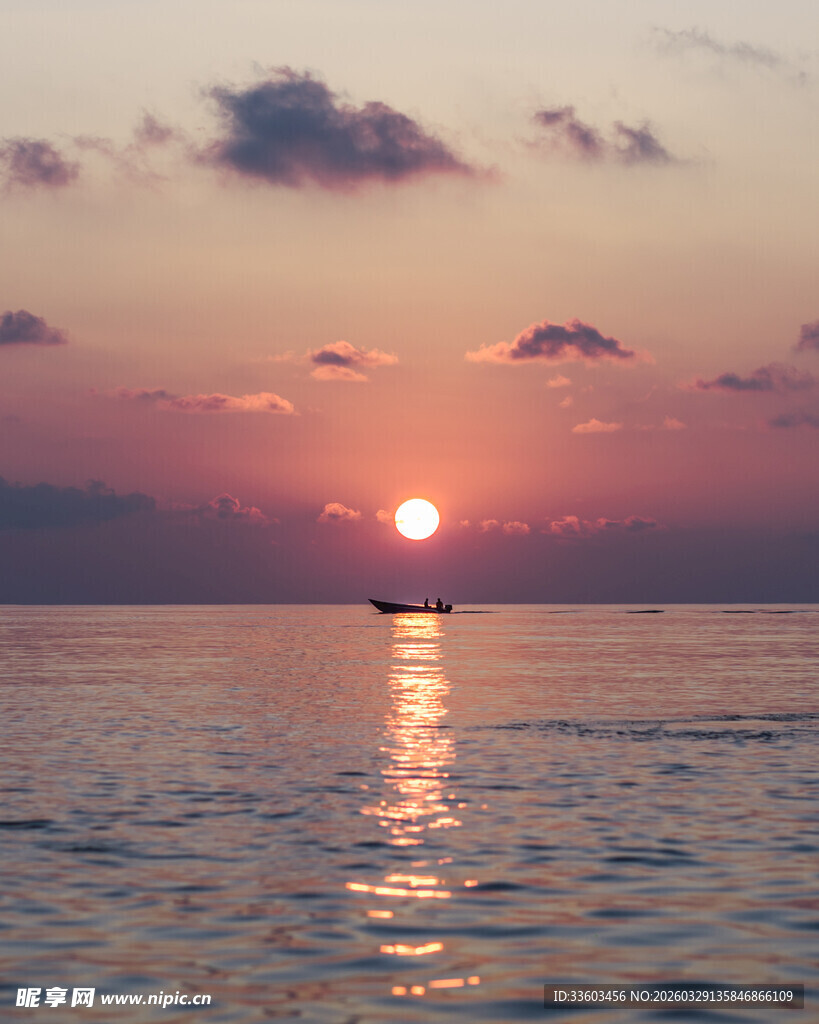 海上落日孤舟美景