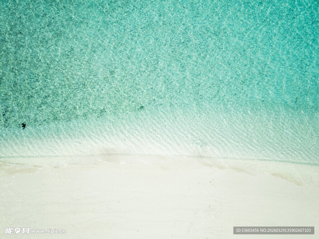 海边沙滩与碧蓝海水