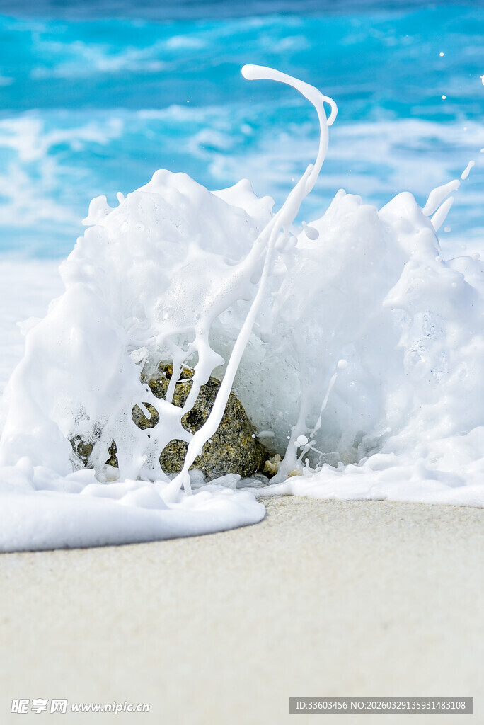 海浪拍打沙滩的美丽瞬间