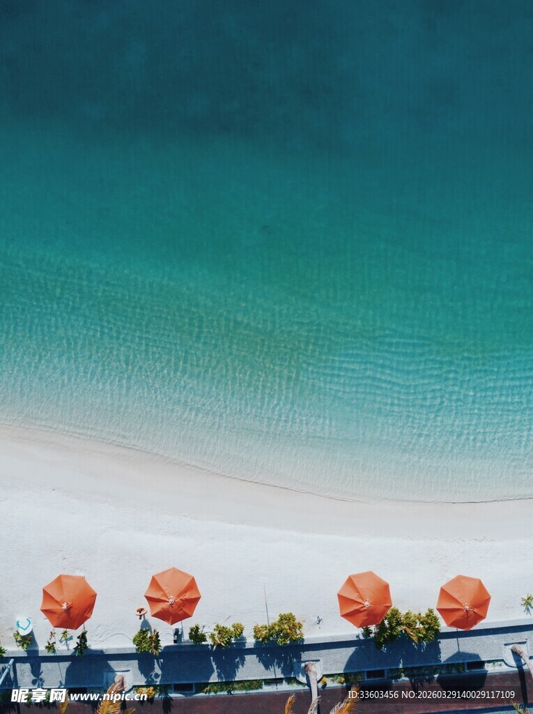 海滨沙滩遮阳伞与躺椅