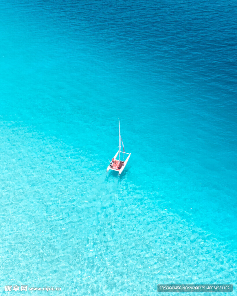 碧海孤舟享静谧海上风光