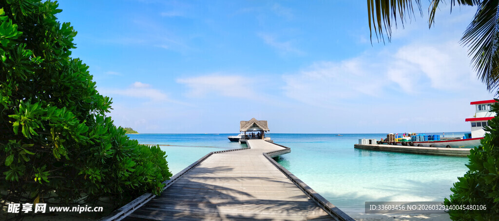 海边木栈道通向碧海蓝天
