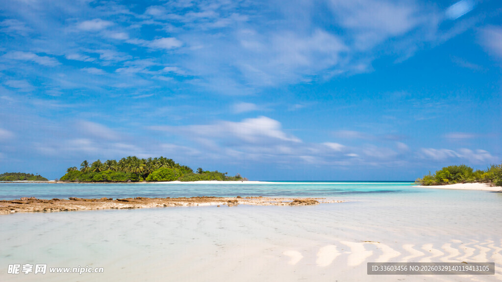 美丽海岛沙滩蓝天白云景
