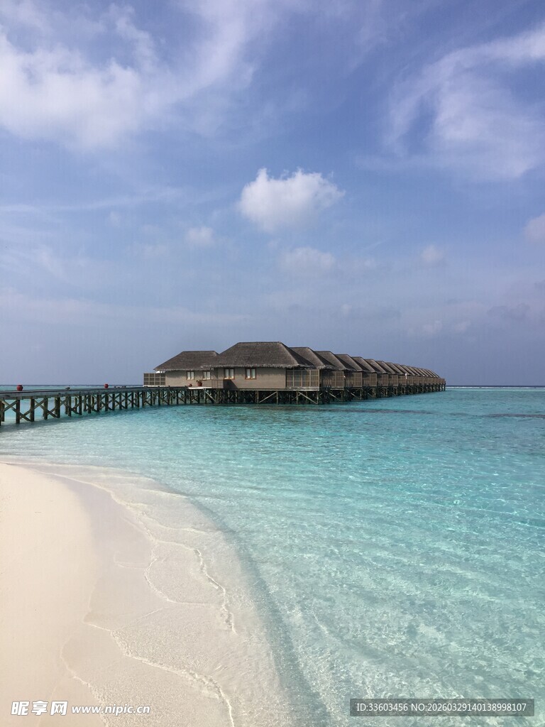 美丽海岛沙滩与栈桥风光