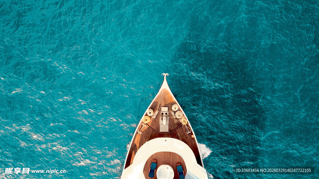 海上航行的船只俯瞰视角