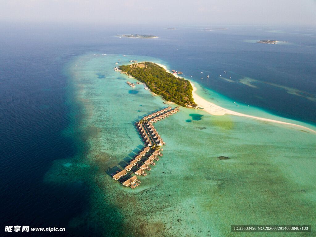 海上栈桥连接美丽小岛
