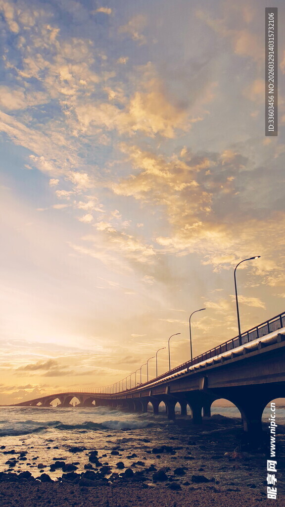 夕阳下的跨海大桥美景