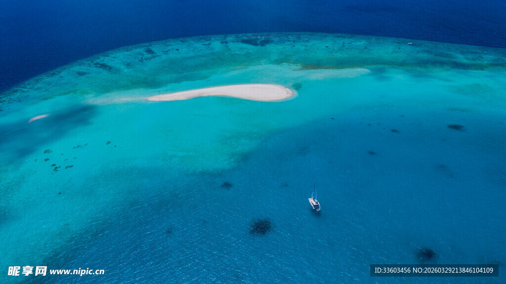 俯瞰美丽海岛蓝绿水域
