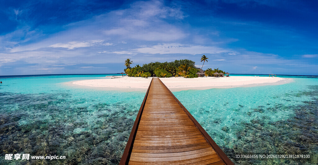 海边木栈道延伸至美丽小岛