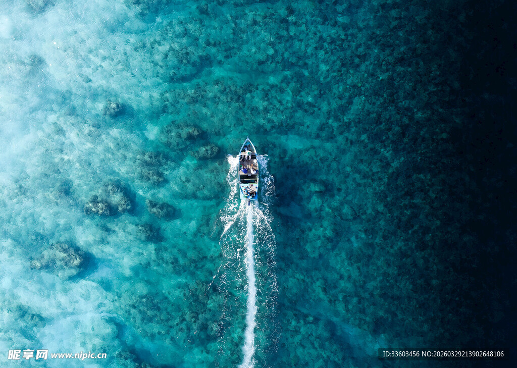海上孤舟破浪前行