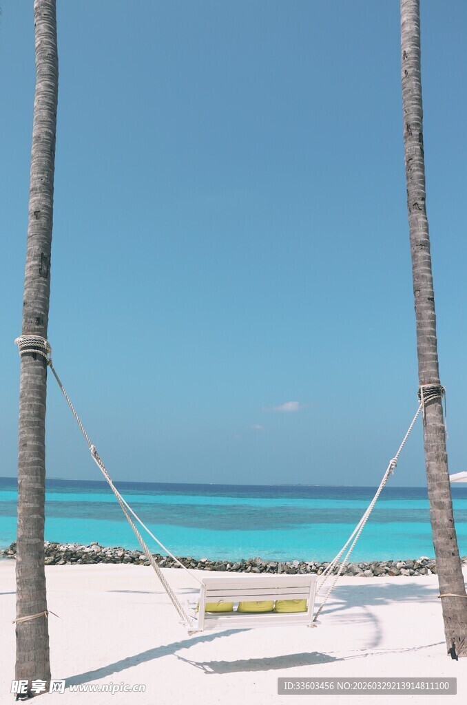 海边吊床享悠闲时光