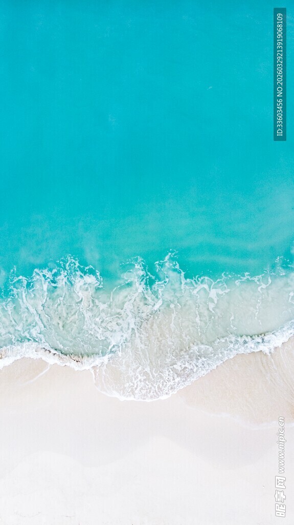 海边浪花轻拍沙滩