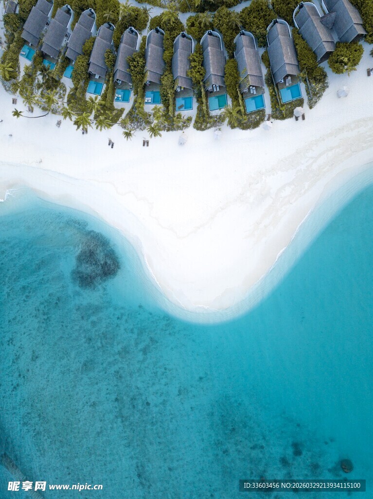 俯瞰美丽海岛蓝白景致