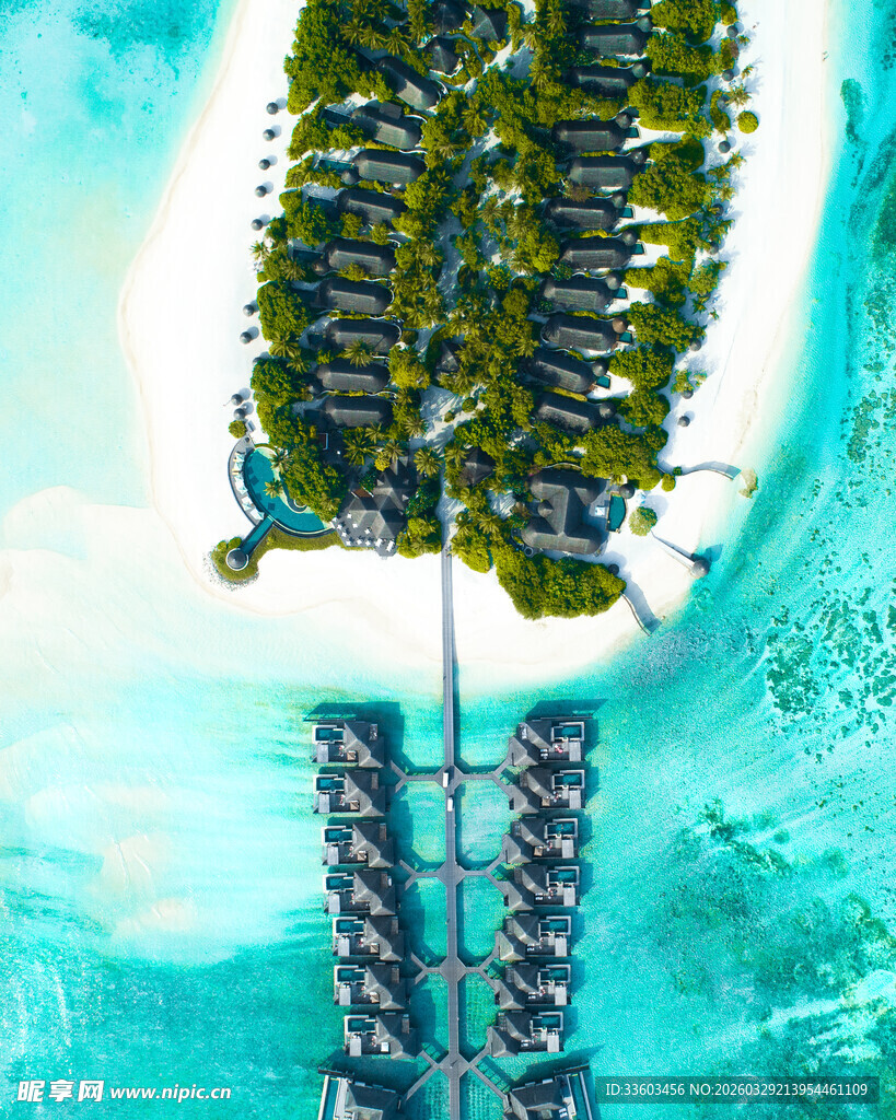 空中俯瞰海边双栈桥景观