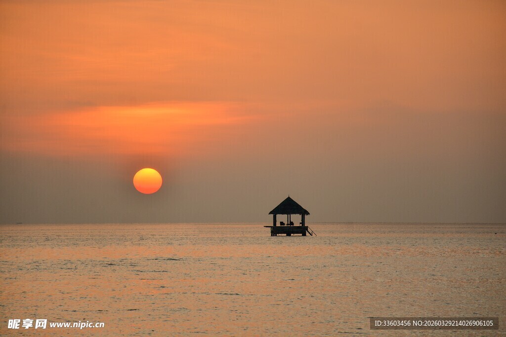 海上落日中的孤独小亭