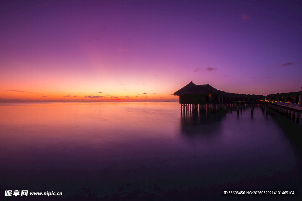 海边日落时的水上小屋