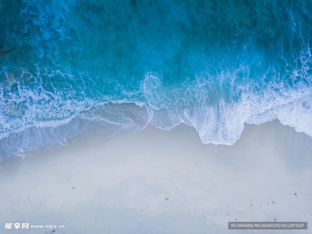 海浪轻拍沙滩的美丽瞬间
