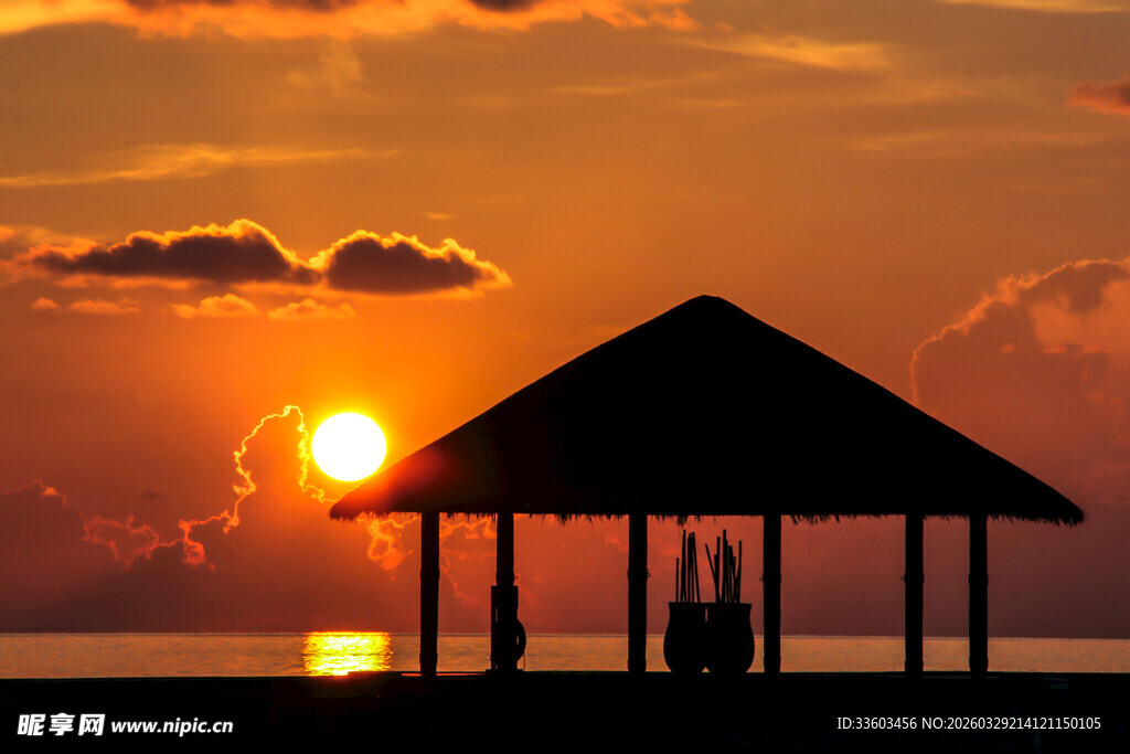 夕阳下的海边凉亭