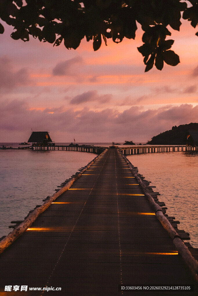 黄昏下的海边木质栈桥