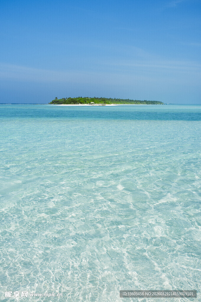 清澈海域中的美丽小岛