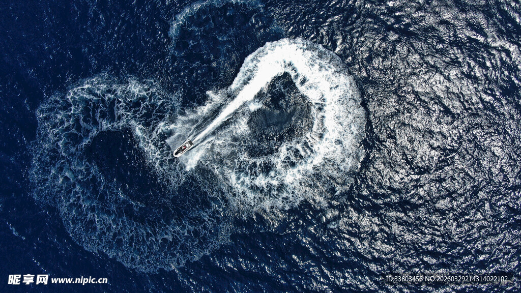 海上快艇划出心形水痕
